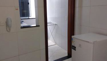 Dois quartos Cozinha completa Wi Fi Self check in com senha Central e perto de tudo a 4,4Km da Rodoviária e 15,4 km do Aeroporto Apartamento 301 - Foto 5