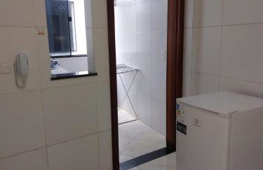 Dois quartos Cozinha completa Wi Fi Self check in com senha Central e perto de tudo a 4,4Km da Rodoviária e 15,4 km do Aeroporto Apartamento 301 - Foto 5