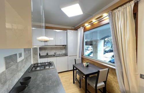 "R&P apartment", short term stay, elegant design, Bisceglie metro station, easy for San Siro and Fiera Milano, free parking - Foto 6