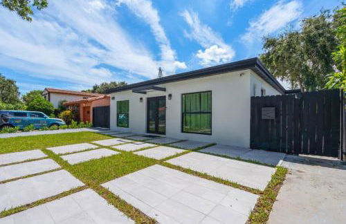 Contemporary Family Oasis Pool and Comfort - Foto 14