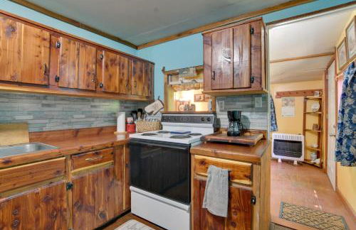 Serene Green Forest Hideaway with Spacious Yard - Foto 10