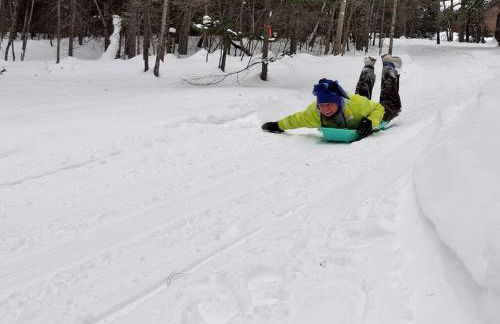 Rustic Camping Cabin with Fireplace in Private Woods near Bangor, Maine - Foto 12