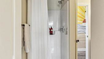 Parking! Hot tub! 10 min walk to beach - Foto 2, Shower