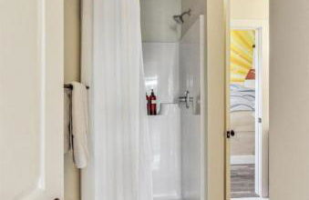 Parking! Hot tub! 10 min walk to beach - Foto 2