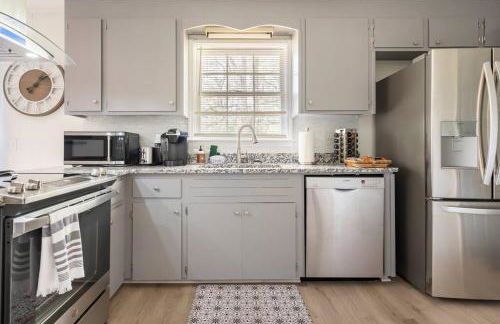 Updated home near Fort Jackson - Foto 11