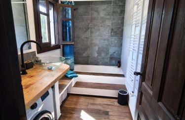 Künstlerhaus Finca Madreselva mit atemberaubenden Weitblick mit Infinitypool, kleinen Teichen und vielen Sitzplätzen in Tolox Malaga im Nationalpark Sierra de las Nieves, ideal für Entspannung, aber auch zum Wandern - Foto 19