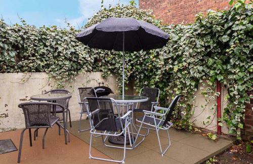 Fabulous Stay - 4 Bedroom House, sleeps 9, ideal for Business and Contractors, Free parking - Foto 21
