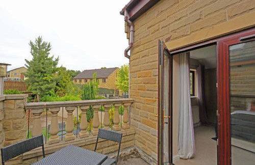Spacious Dewsbury Home, 8 beds, sleeps 10, Free Parking and Wifi, 3 TVs, Close to motorways - Foto 30