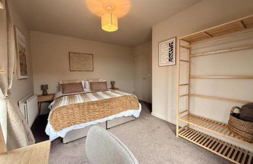 Luxury 2bed Sleeps 4 Flat Nr White Rose w Free Parking, Desks and Fast WiFi - Foto 13
