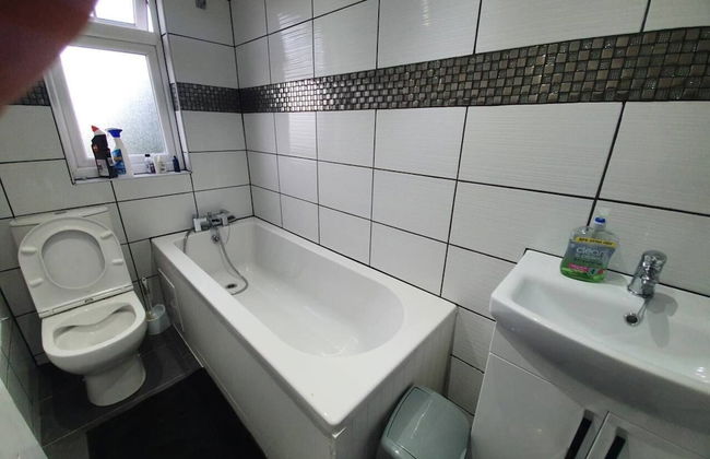 Lovely 5-bed House in Essex - Photo 16