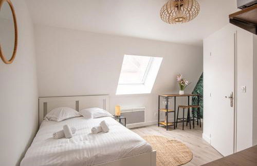 Beautiful Renovated Studio - next to the metro - Foto 1