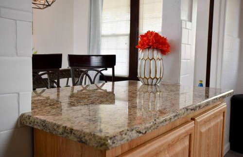 Beautiful 3 Bedroom Home Cozy Front and Back Porch - Foto 16