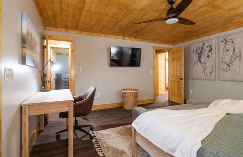 Modern Cabin with Luxury Gym, Firepit + Game Room! - Foto 57