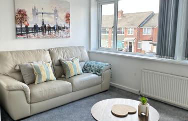 Cozy Family House 10 min from Manchester Airport - Photo 63