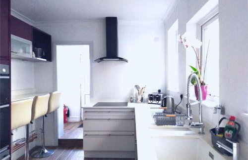 Newly Renovated 3 Bedroom House, 6 beds with 2 showers, near University Town Centre - Foto 19