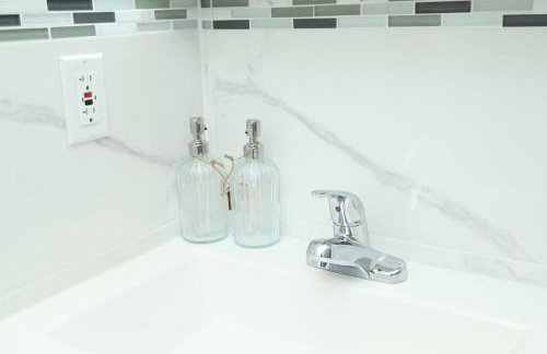 Grace Filled Apartment in Newark - Photo 21