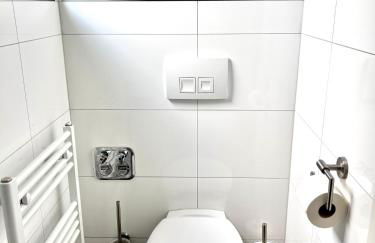 Prime Host Balcony Apartment - Photo 15