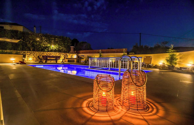 Maggie Alonia - Photo 41