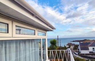Spacious home with panoramic sea view, free parking EV & large garden - Photo 4