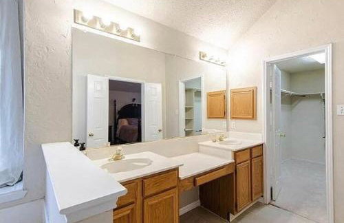 Comfy 3-Bedroom Home in Arlington - Foto 13