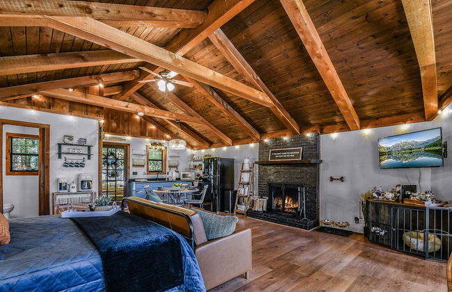 Cliff Haven 1 Bedroom Cabin by RedAwning - Photo 1