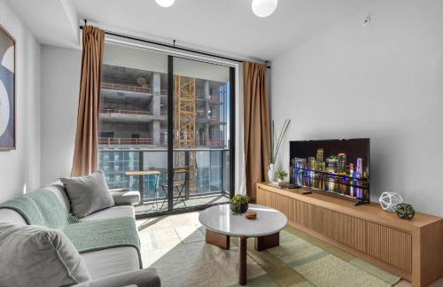 Modern Chic 1BR Downtown with Rooftop Pool & Views - Foto 10