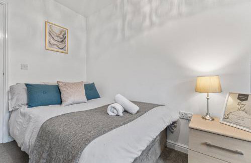 Modern 2-BR Home WiFi plus Parking - Photo 3