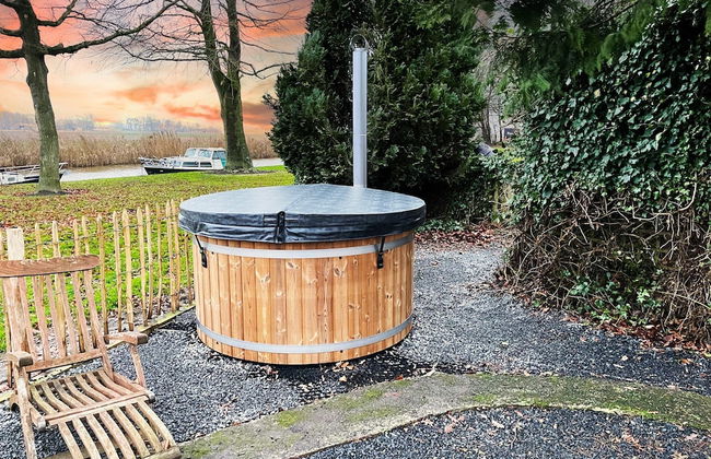 Fantastic Chalet Near Open Waterways, hot tub - Photo 25