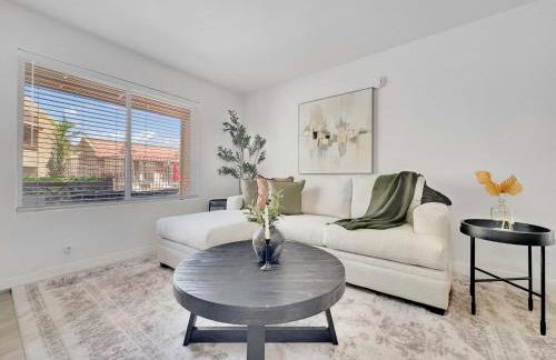 Luxe 2BR Condo Next to Pool Trails & Mountain - Foto 10