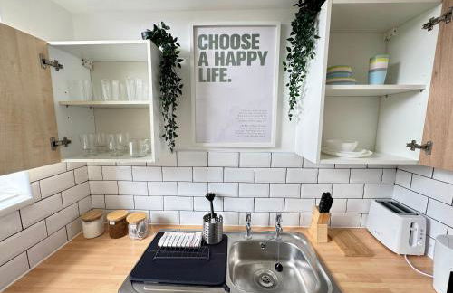 THE SPRINGFIELD SUITE - ONE BEDROOM APARTMENT - KIDDERMINSTER CENTRAL - SLEEPS 3 GUESTS - PARKING INCLUDED - WEST MIDLANDS SAFARI PARK LOCATIOn - Foto 13