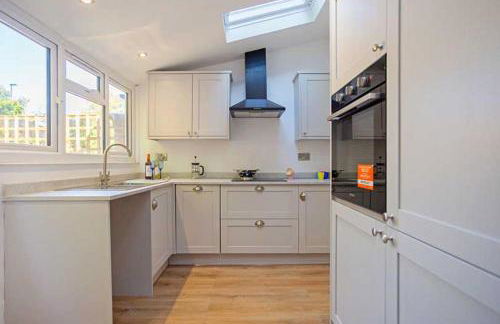 Relax with the whole family at the cosy cottage - Business rates available please enquire - Foto 6