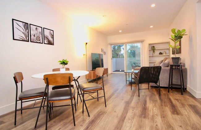 Los Angeles Deluxe Suites - 2 Bedrooms & 2 Bathrooms - Photo 25