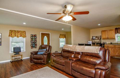 Cabin by the Creek with private creek access - Foto 35