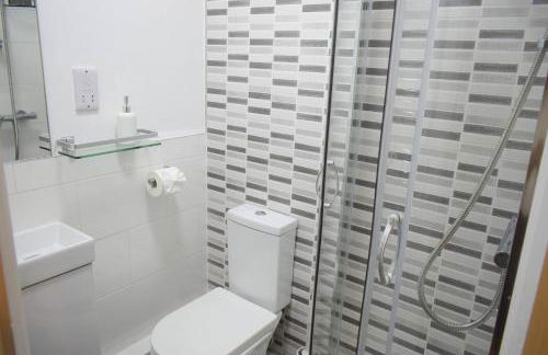 Charming 5 Bedroom Home in High Wycombe Perfect for Families - Foto 13