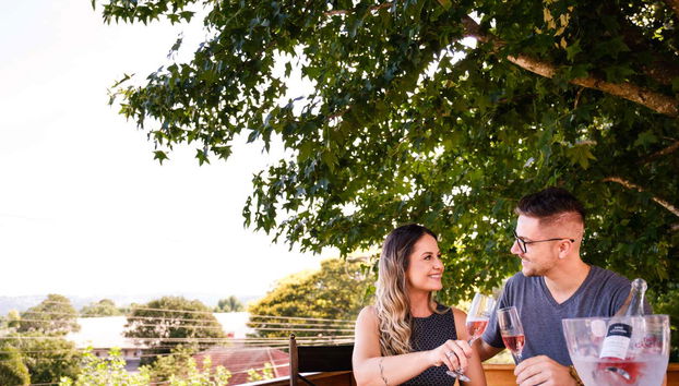 Una pareja disfrutando de la cata de vino