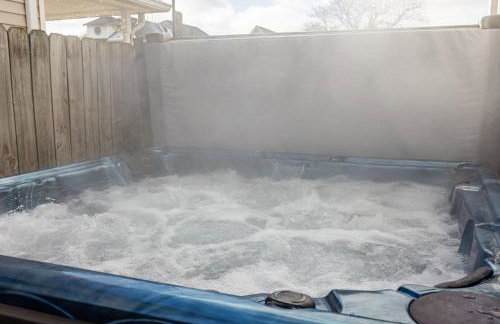 Capitol House - 3 Bed 1 Full and 1 Half Bath, Pet Friendly with Hot Tub walk to Lucas Oil Stadium - Foto 65