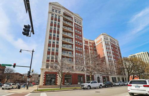 Sleek 1-Bedroom Apt in Chicago - East Park Tower 0610 rep - Photo 8