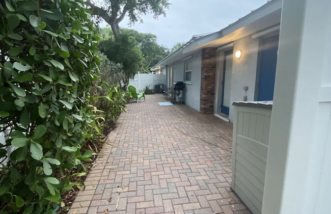 Tropical Theme Home Steps from the Beach - Foto 9