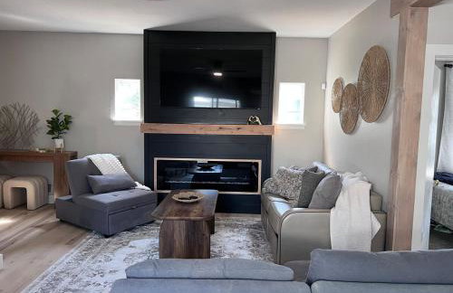 Large Five Bedroom house with outdoor patio with Jacuzzi and television! - Foto 34