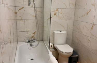 Large New 5 Bedroom 2 Bathroom House in Central Southampton - Free Parking - Foto 5