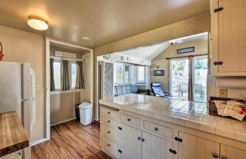 Tropical Island Escape with Deck, Walk to Avalon Bay - Foto 9