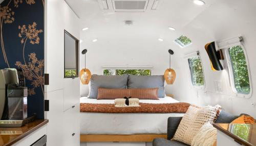 Luxury Airstream w hot tub, king bed, & grill - Foto 4