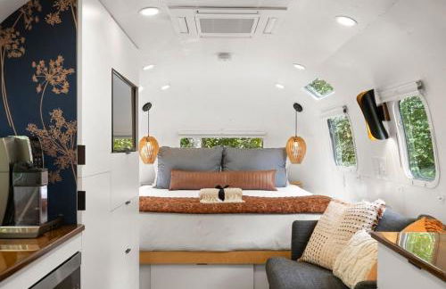 Luxury Airstream w hot tub, king bed, & grill - Foto 4