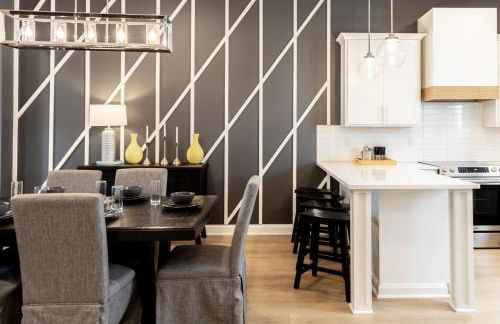 STAR Retreat Townhome with Garage 3 miles to Downtown - Foto 1