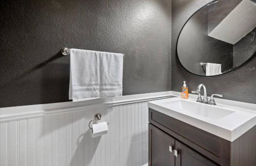 Brand New Stay! Pool • Hot Tub • Game Room Retreat - Foto 11