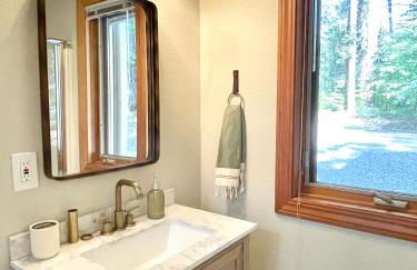 Lux, designer 8-acre retreat with private creek - Foto 66