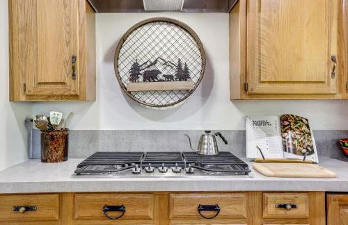 Walk to Lake Gregory Family Retreat with Patio! - Foto 12