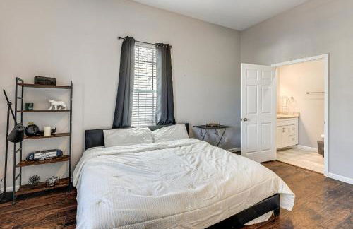 Walk to Parks and Dining Pet-Friendly Home with Yard! - Foto 12