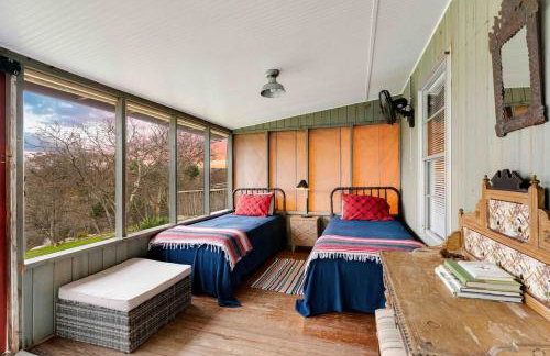 VINTAGE RIVER CAMP CABIN! PRIVATE RIVER ACCESs! - Foto 3