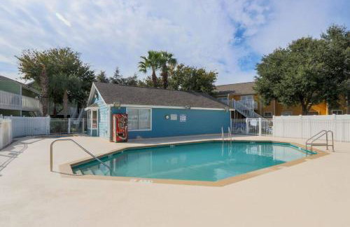 LOVE AT FIRST SIGHT! NEW Disney Home, Sleeps 6, Pool, Patio, NO Steps, LOW Rates! - Foto 37